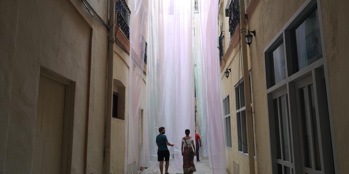 El jurat del festival A Cel Obert premia ‘Trasver’, la instal·lació dels Reials Col·legis