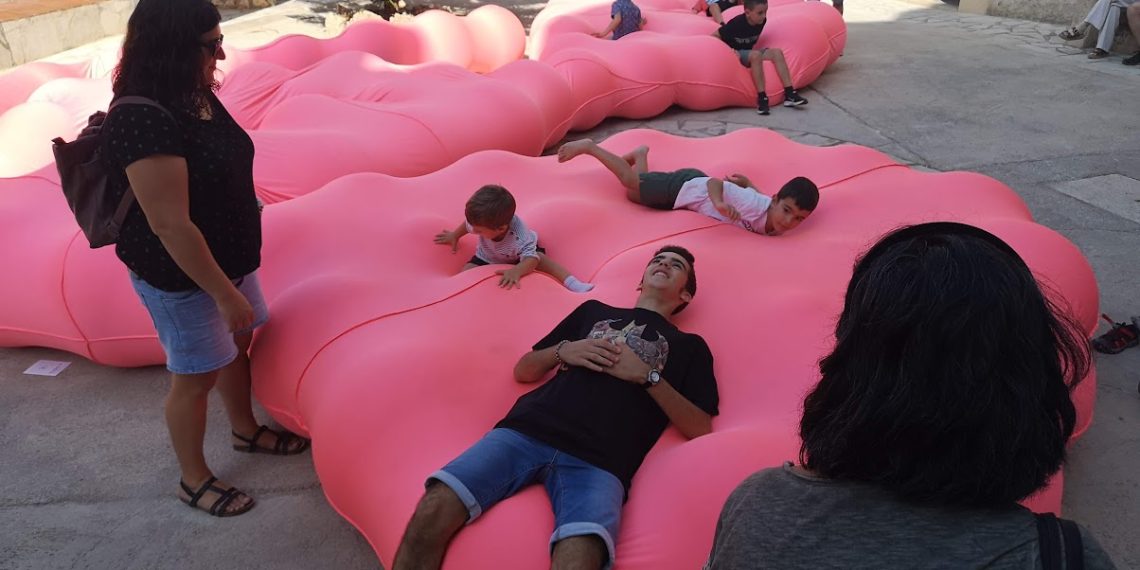 El jurat del festival A Cel Obert premia ‘Trasver’, la instal·lació dels Reials Col·legis