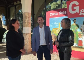 Tortosa repara la coberta de la llotja per protegir els elements de la Casa dels Gegants