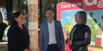 Tortosa repara la coberta de la llotja per protegir els elements de la Casa dels Gegants