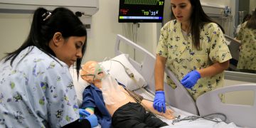 Prop de 2.000 professionals sanitaris i universitaris es formen a les aules de simulació de la URV a Tortosa