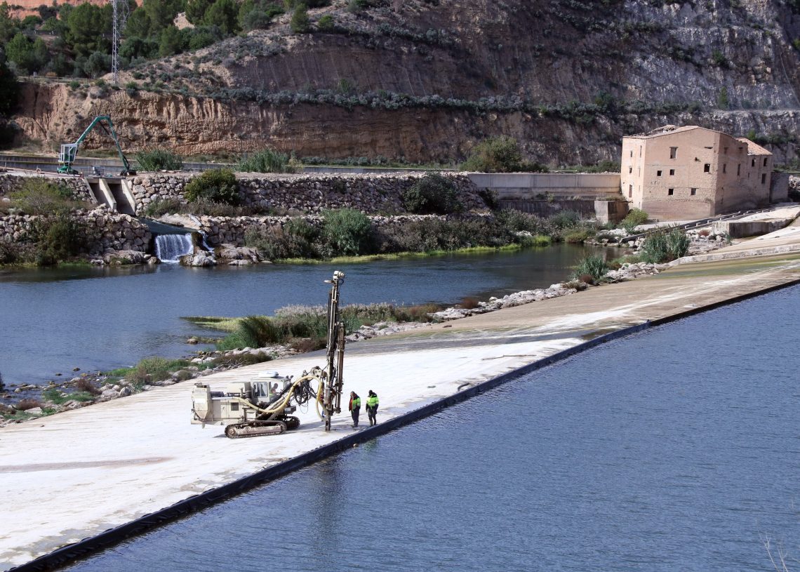 La CHE repara escletxes i filtracions de l’assut de Xerta amb injeccions de resines i ciment