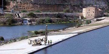 La CHE repara escletxes i filtracions de l’assut de Xerta amb injeccions de resines i ciment