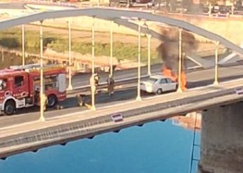 Les espectaculars imatges de l’incendi d’un cotxe al pont de l’Estat de Tortosa