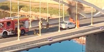 Les espectaculars imatges de l’incendi d’un cotxe al pont de l’Estat de Tortosa