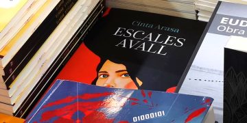 Ens llencem ‘Escales avall’ amb el llibre de la Cinta Arasa?
