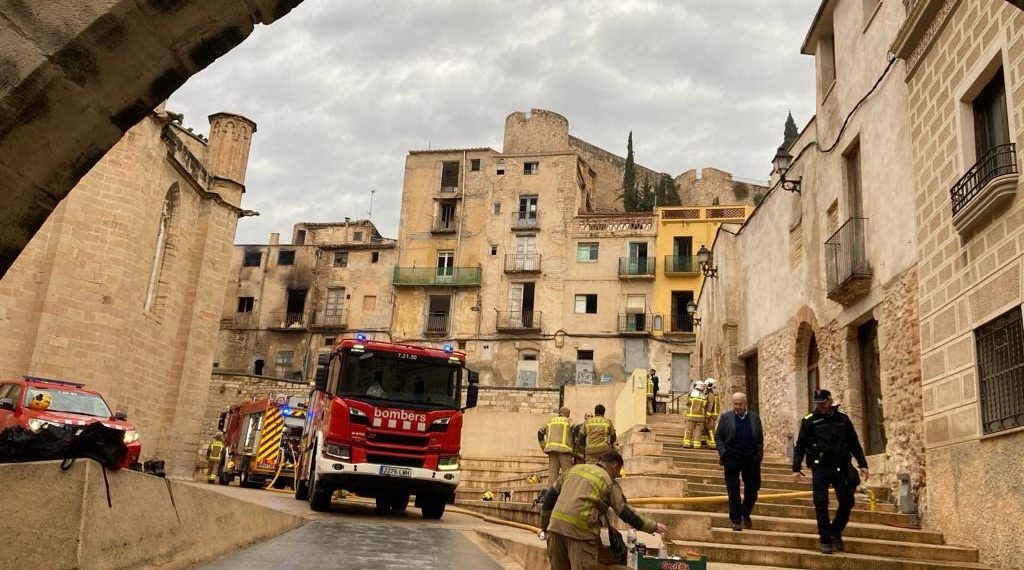 Tortosa enderrocarà quatre habitatges del carrer Costa de Capellans afectats per un incendi i declarats en ruïna