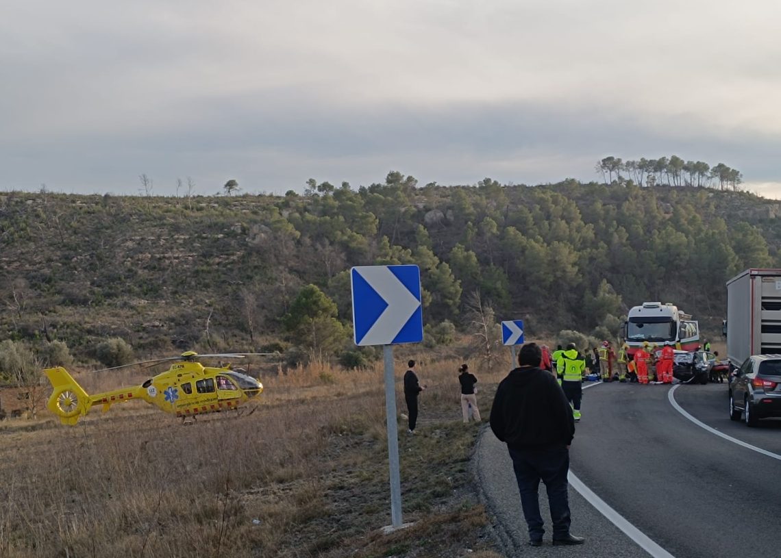 Una dona morta i dos menors ferits en l’accident que ha tallat l’eix de l’Ebre a Flix