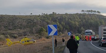 Una dona morta i dos menors ferits en l’accident que ha tallat l’eix de l’Ebre a Flix