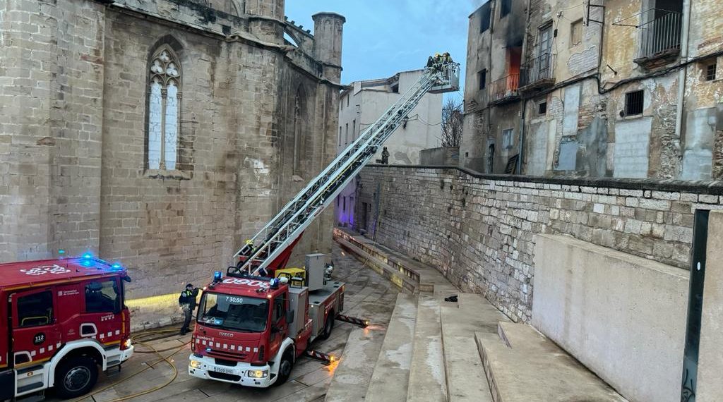 Tortosa enderrocarà quatre habitatges del carrer Costa de Capellans afectats per un incendi i declarats en ruïna