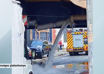 Espectacular fuita d’aigua a Ferreries per un camió que trenca la canonada del pont de l’Estat de Tortosa
