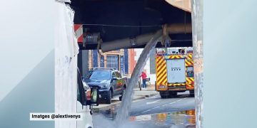 Espectacular fuita d’aigua a Ferreries per un camió que trenca la canonada del pont de l’Estat de Tortosa
