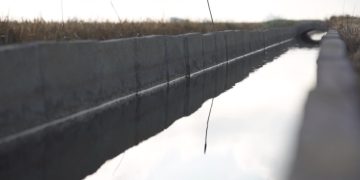 La Generalitat impulsa una prova pilot per transportar sediments pels canals de reg del delta de l’Ebre