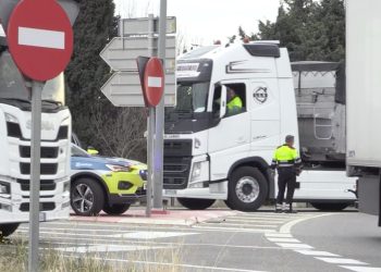 Talls a l’AP-7 per l’accident a l’Aldea d’un camió que transportava gas butà