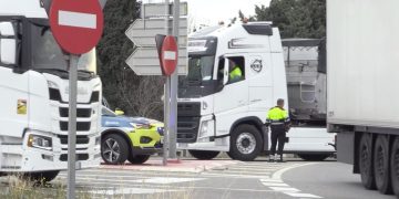 Talls a l’AP-7 per l’accident a l’Aldea d’un camió que transportava gas butà