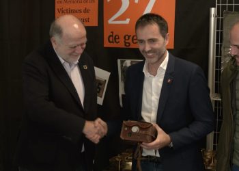 Joan Sabaté cedeix a l’Ajuntament de Tortosa una càmera d’Antoni Garcia, deportat a Mauthausen