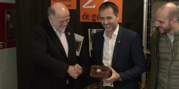 Joan Sabaté cedeix a l’Ajuntament de Tortosa una càmera d’Antoni Garcia, deportat a Mauthausen