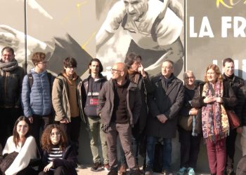 ‘La fragilitat de la democràcia’, el nou mural de Roc Blackblock i 200 alumnes a Flix