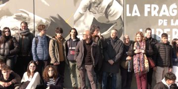 ‘La fragilitat de la democràcia’, el nou mural de Roc Blackblock i 200 alumnes a Flix