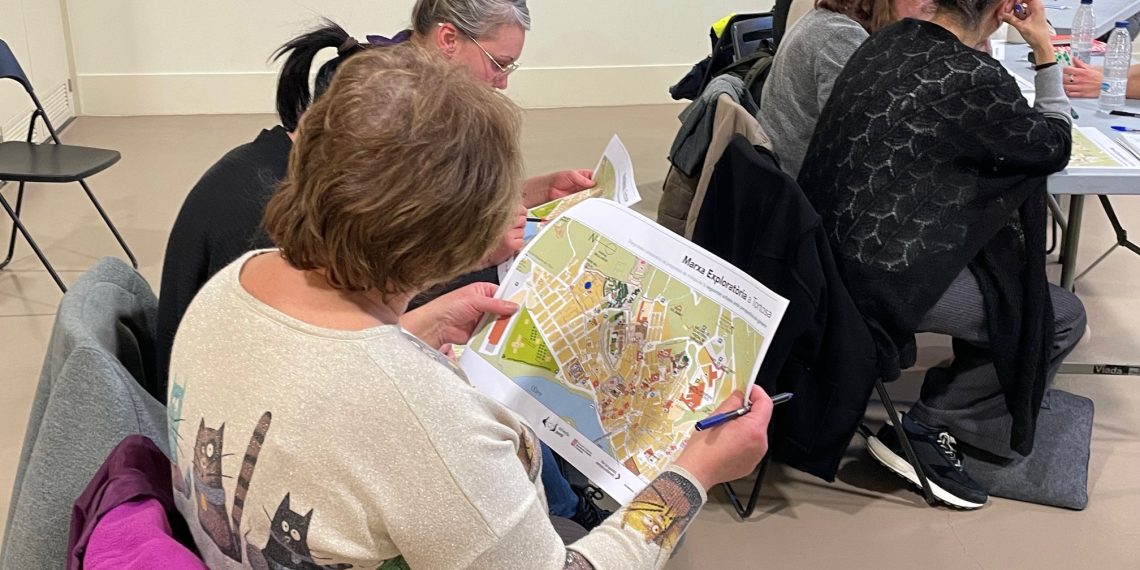 Una vintena de dones participen en la primera marxa a Tortosa per identificar racons insegurs