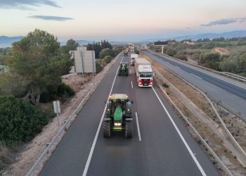 Un centenar de tractors surten de l’Aldea per participar en el tall del port de Tarragona