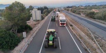 Un centenar de tractors surten de l’Aldea per participar en el tall del port de Tarragona