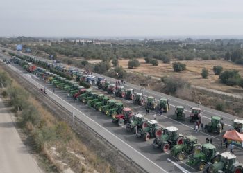 Així han tallat l’autopista AP-7 a l’Aldea els pagesos del Baix Ebre i del Montsià
