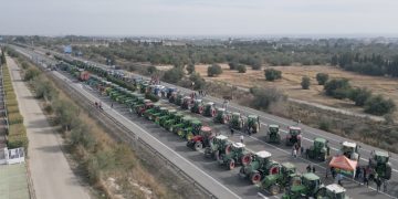 Així han tallat l’autopista AP-7 a l’Aldea els pagesos del Baix Ebre i del Montsià