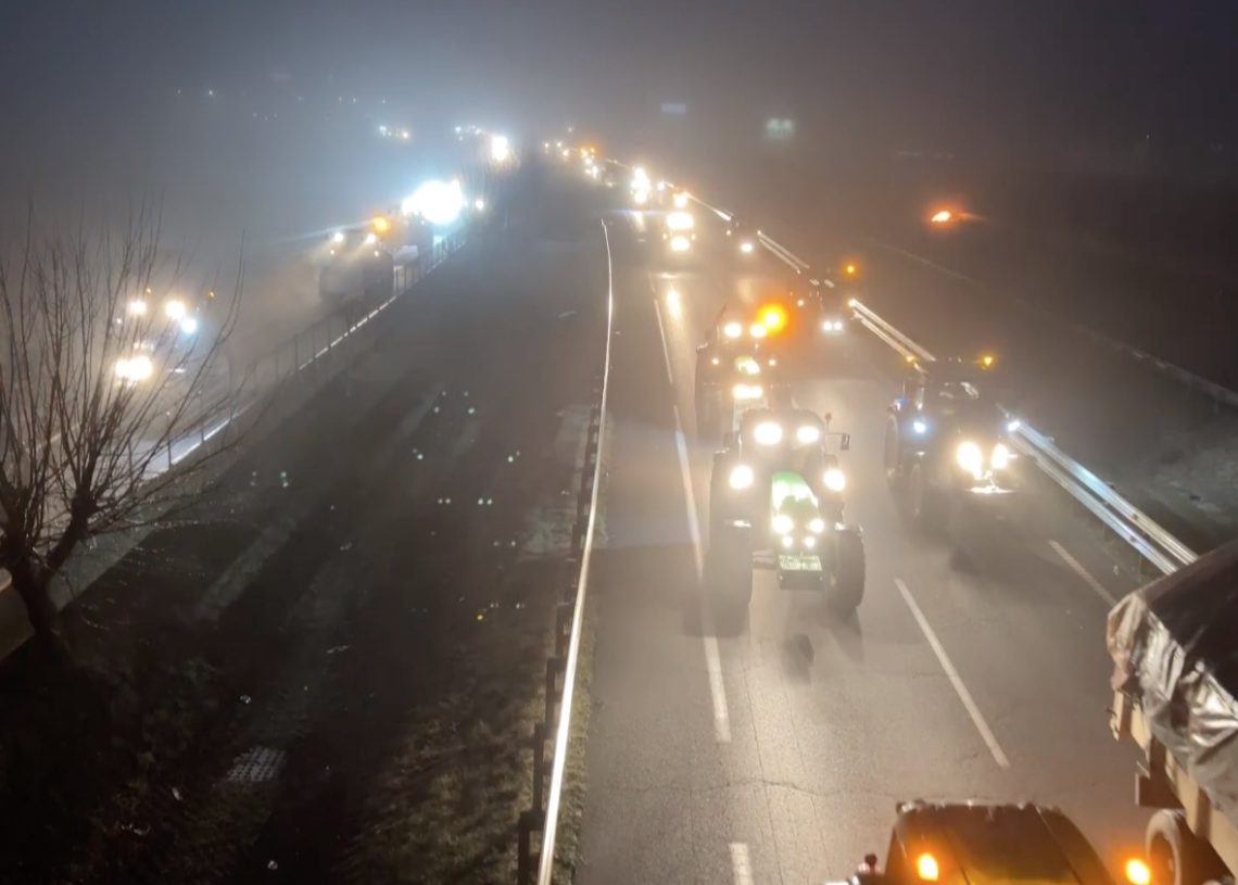 Tractors d’arreu de Catalunya inicien una marxa lenta cap a Barcelona