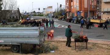 Prop d’un centenar de pagesos i veïns tallen la C-12 a Jesús contra el cànon ‘indiscriminat’ que els cobren pels pous