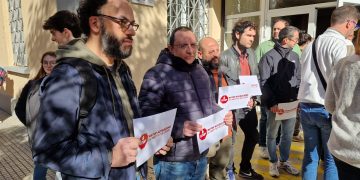 Així ha sigut la concentració del professorat de l’Institut de l’Ebre per rebutjar els ‘atacs’