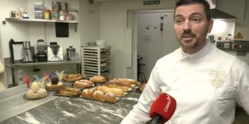 Ivan Prats, el mosso que va canviar l’uniforme pel davantal de pastisser, per regentar Dolços Alemany a Amposta