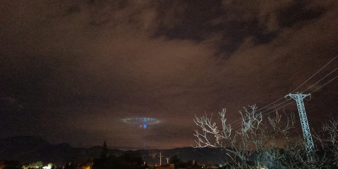 Els misteriosos llums nocturns al cel dels Ports: no, encara no arriben els marcians