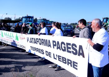 La pagesia ebrenca torna a tallar l’AP-7 a l’Ampolla, convocada per ASAJA i Plataforma Pagesa