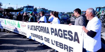 La pagesia ebrenca torna a tallar l’AP-7 a l’Ampolla, convocada per ASAJA i Plataforma Pagesa