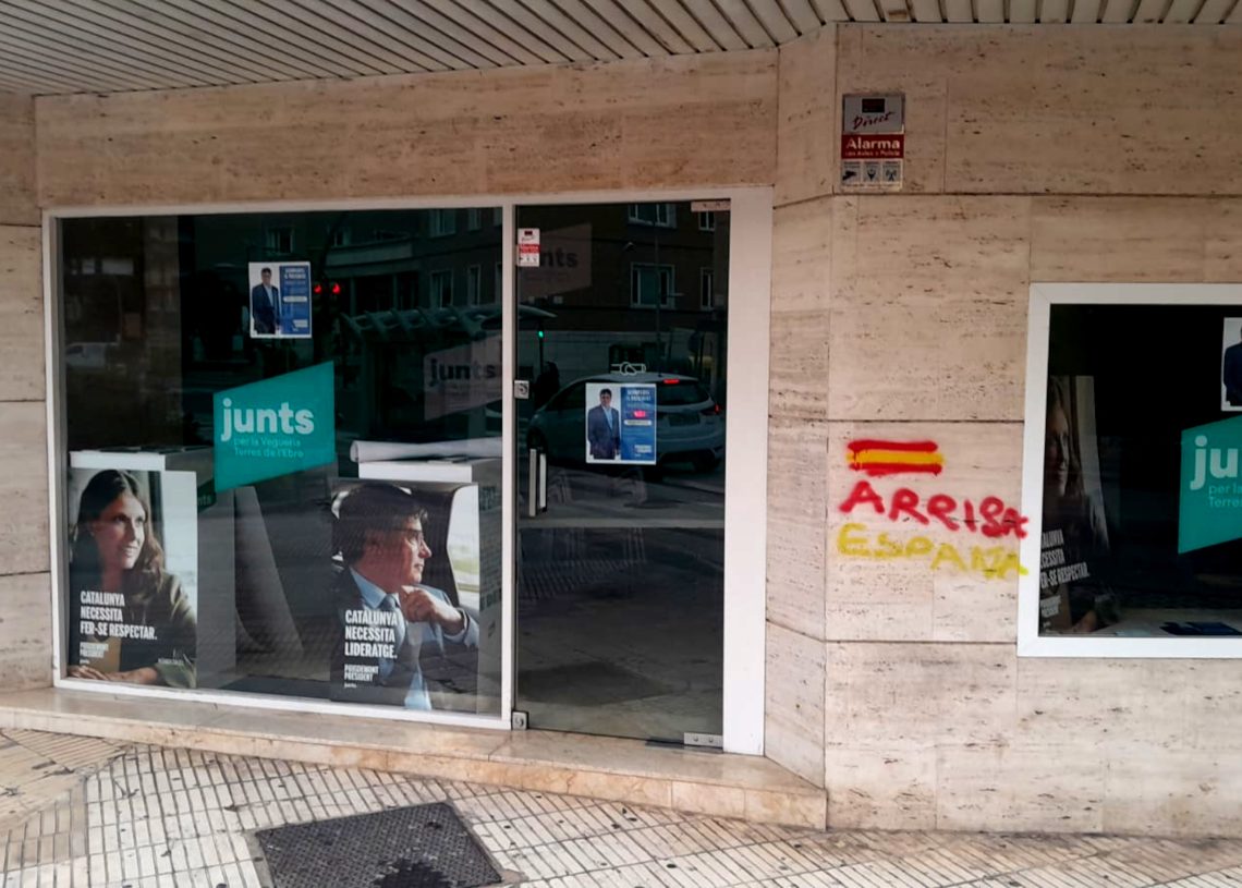 Junts denuncia actes vandàlics contra les pancartes electorals i la seu de Tortosa