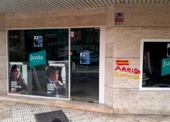 Junts denuncia actes vandàlics contra les pancartes electorals i la seu de Tortosa