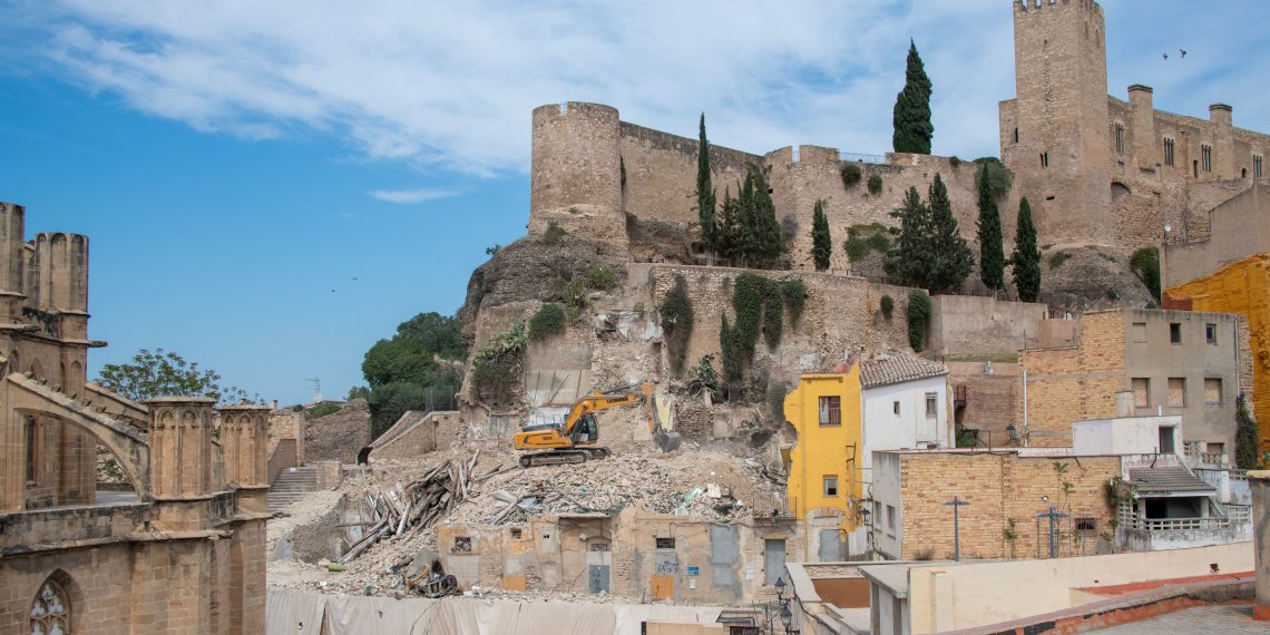 Les noves vistes del castell de Tortosa que queden al descobert amb l’enderroc de les cases de l’Absis de la catedral