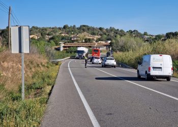 Mor un motorista en un xoc frontal contra una camió a l’eix de l’Ebre
