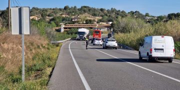 Mor un motorista en un xoc frontal contra una camió a l’eix de l’Ebre