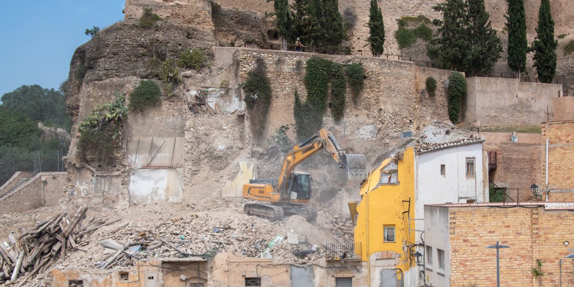 Les noves vistes del castell de Tortosa que queden al descobert amb l’enderroc de les cases de l’Absis de la catedral