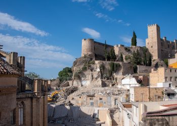 Les noves vistes del castell de Tortosa que queden al descobert amb l’enderroc de les cases de l’Absis de la catedral
