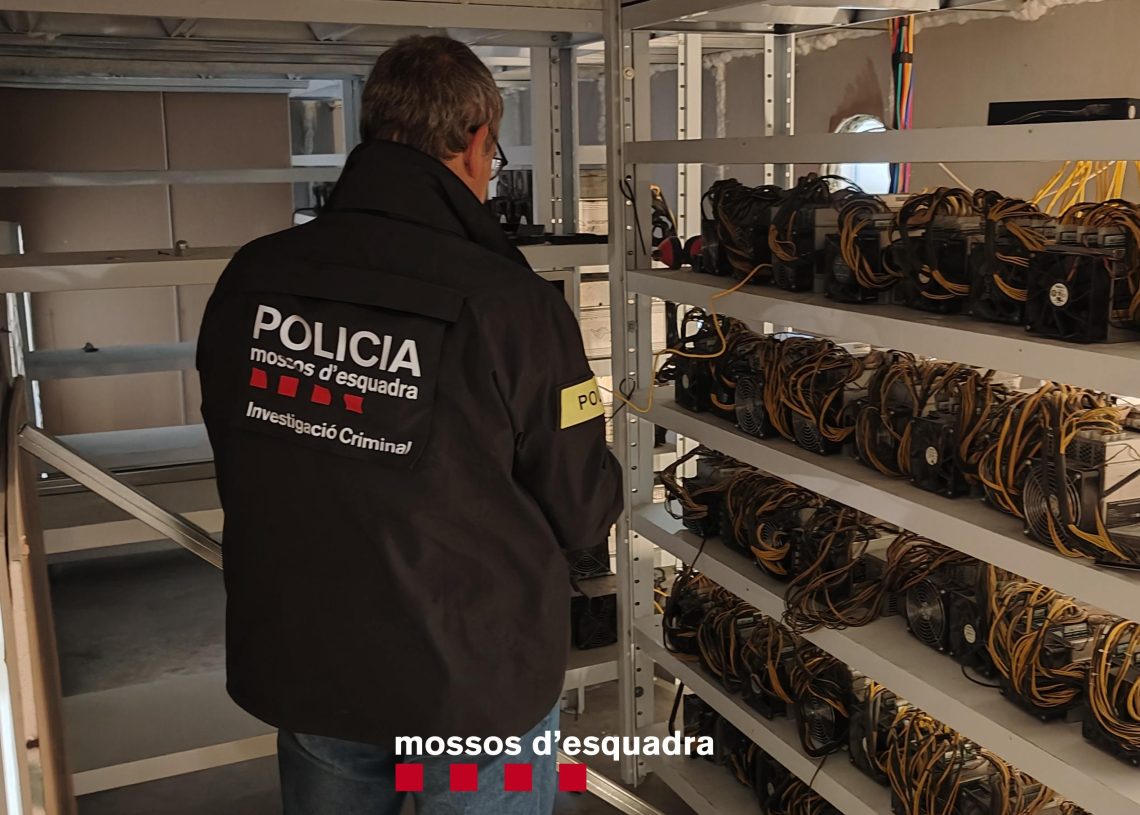 Desmantellen una granja de criptomonedes que consumia una gran quantitat d’electricitat des d’una nau de l’Aldea