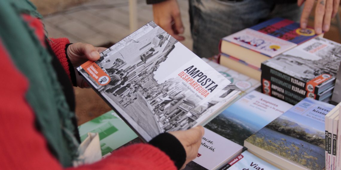 Amposta vessa de flors i llibres en un Sant Jordi marcat per dos obres de Maria Climent