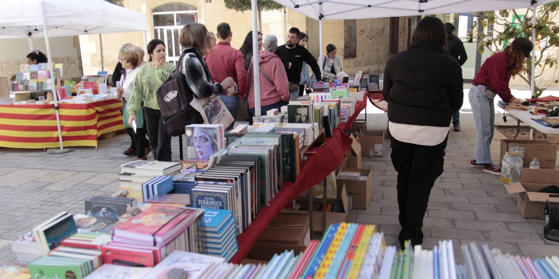 Amposta vessa de flors i llibres en un Sant Jordi marcat per dos obres de Maria Climent