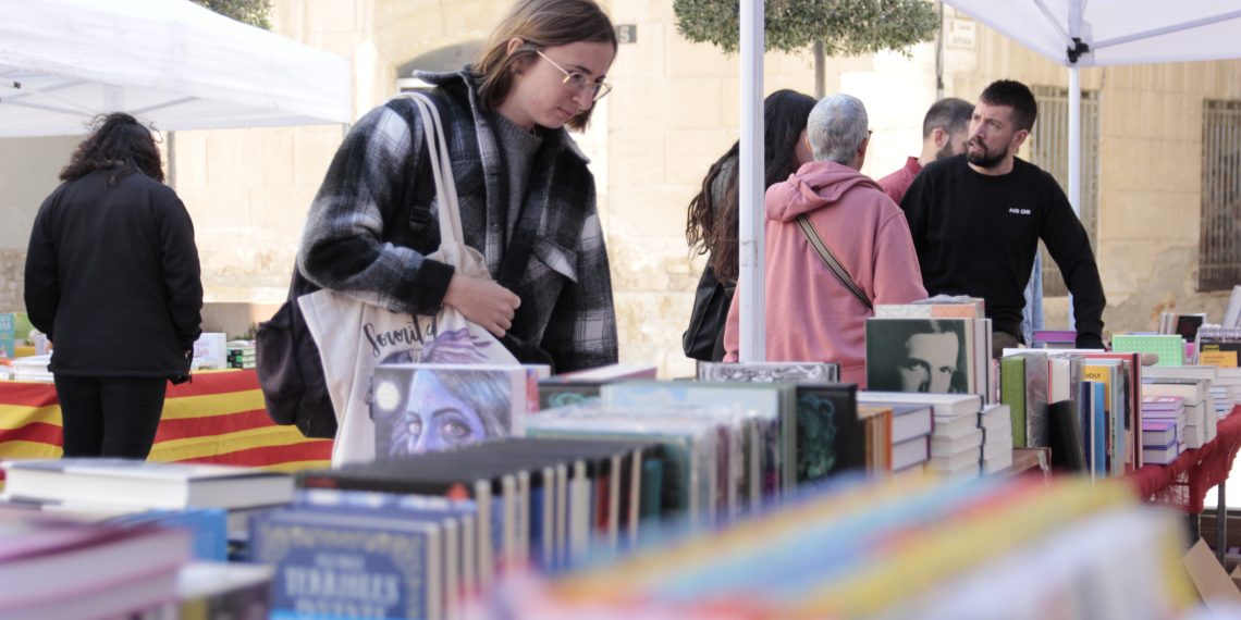 Amposta vessa de flors i llibres en un Sant Jordi marcat per dos obres de Maria Climent