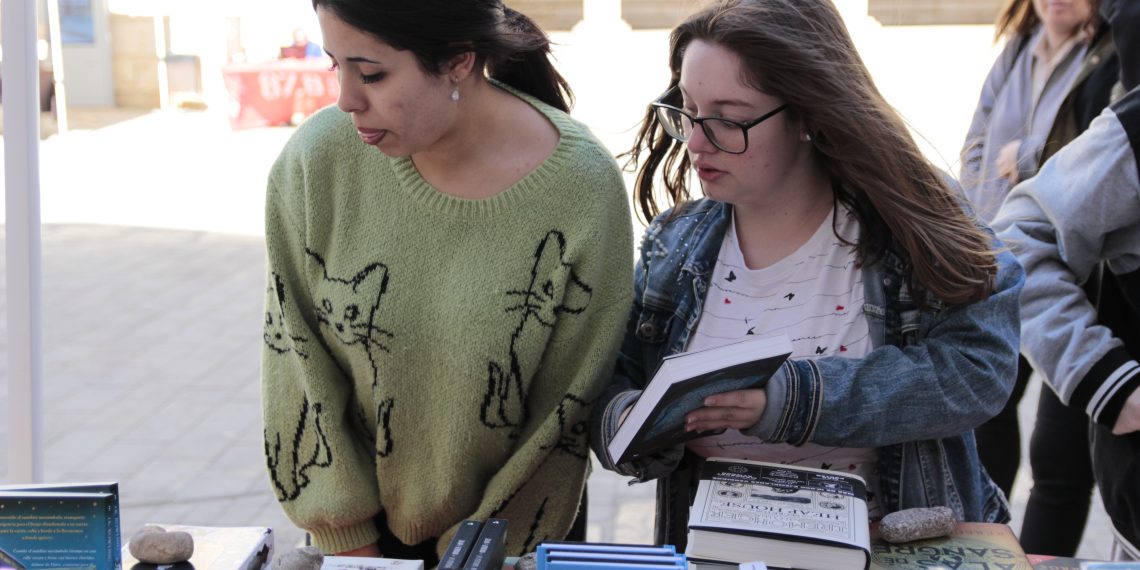 Amposta vessa de flors i llibres en un Sant Jordi marcat per dos obres de Maria Climent