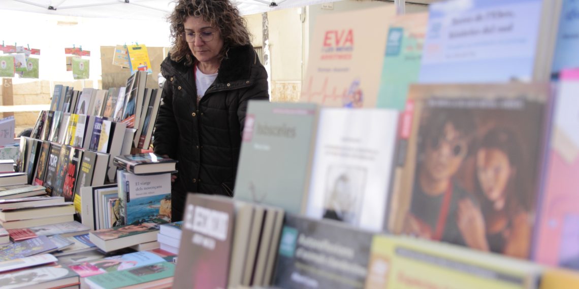 Amposta vessa de flors i llibres en un Sant Jordi marcat per dos obres de Maria Climent