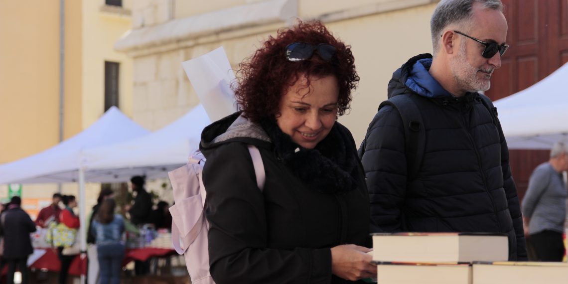 Amposta vessa de flors i llibres en un Sant Jordi marcat per dos obres de Maria Climent