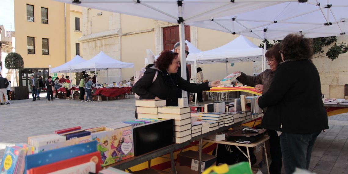 Amposta vessa de flors i llibres en un Sant Jordi marcat per dos obres de Maria Climent